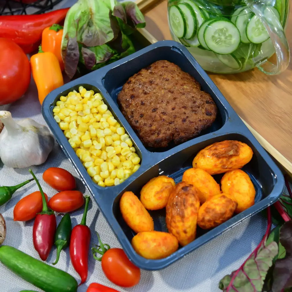 המבורגר בקר לצד תפו"א צלוי וגרעיני תירס