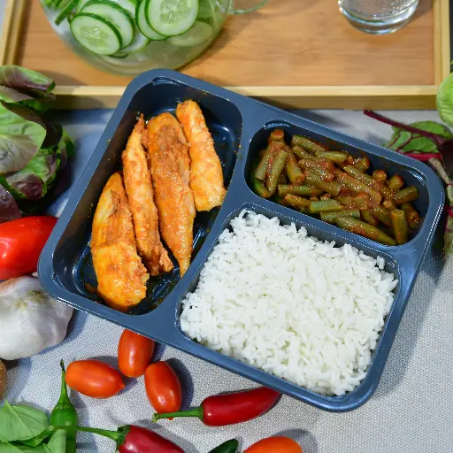 [KK009] חזה עוף בליווי אורז ושעועית ירוקה ברוטב עגבניות