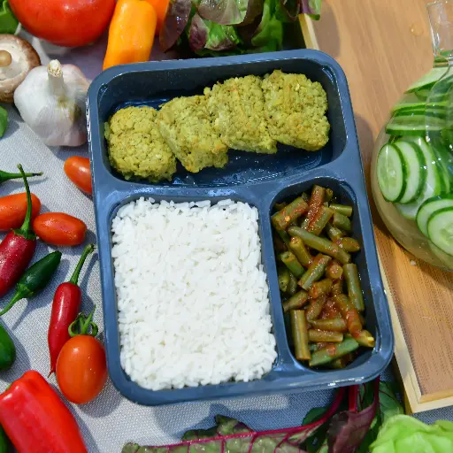 [KK013] קציצות עדשים ירוקות בליווי אורז ושעועית ירוקה או צהובה ברוטב עגבניות