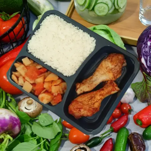 [KK100] שוקיים/ ירכיים עוף לצד אורז ושעועית לבנה/ ירוקה ברוטב עגבניות (בד"צ)